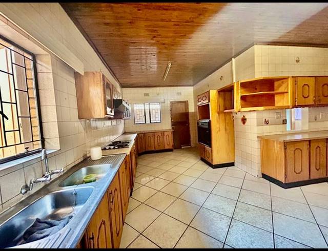 4 BEDROOM HOUSE FOR SALE IN VANDERBIJLPARK CE 1